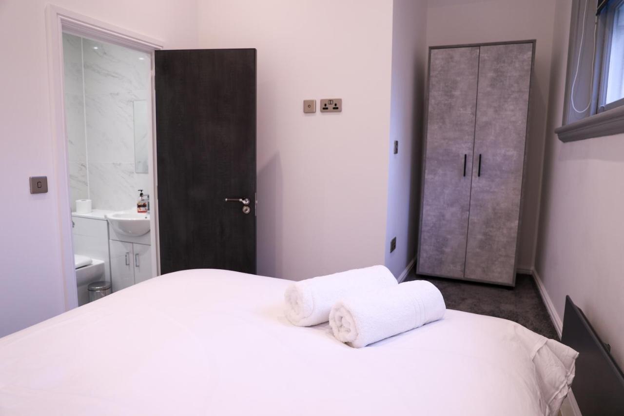 16 Queen Avenue Collection By Happy Days Apartment