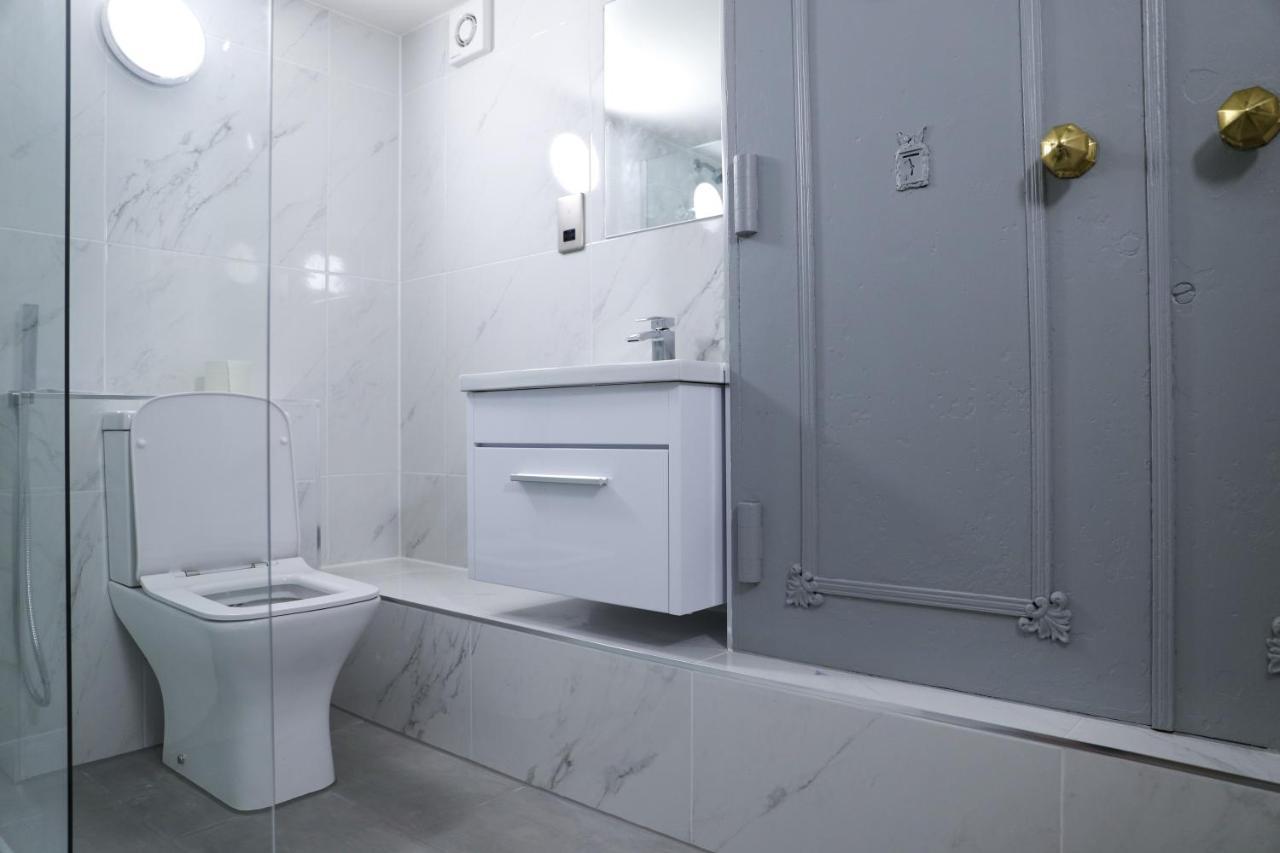 16 Queen Avenue Collection By Happy Days
