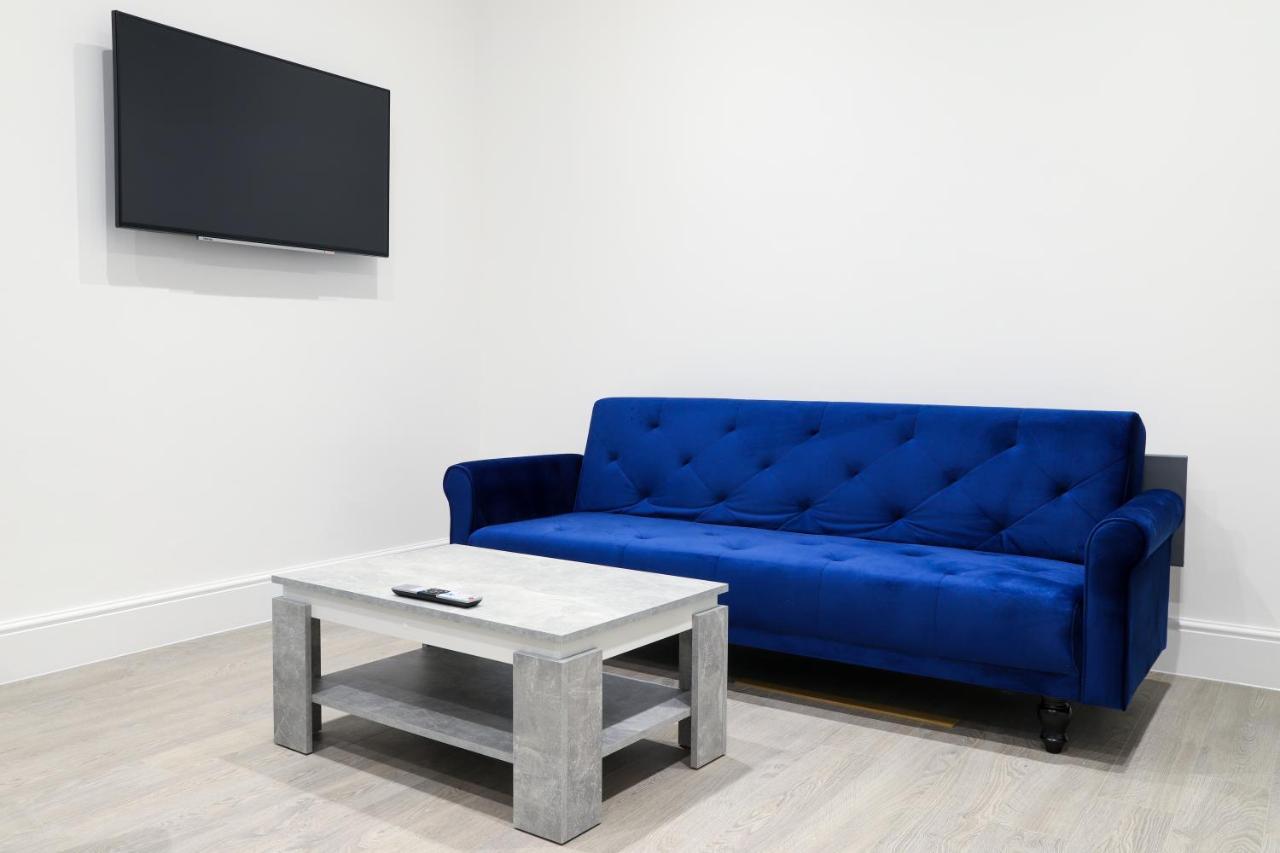 16 Queen Avenue Collection By Happy Days Apartment *