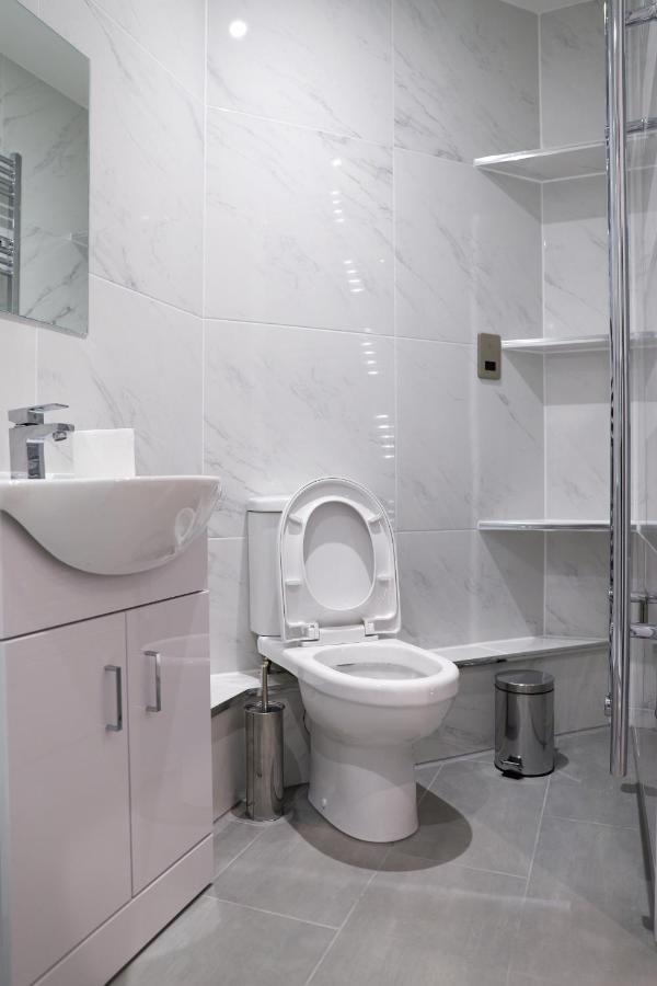 16 Queen Avenue Collection By Happy Days