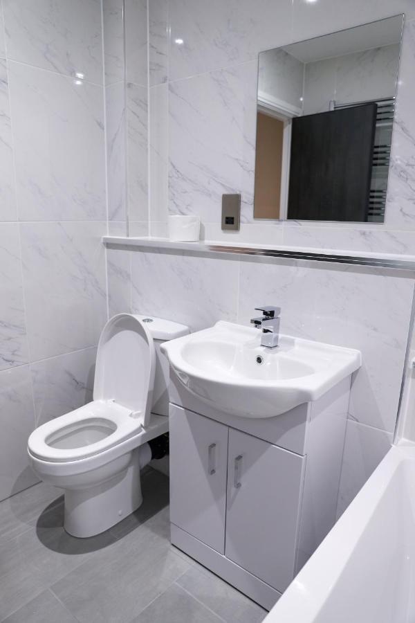 16 Queen Avenue Collection By Happy Days Apartment *