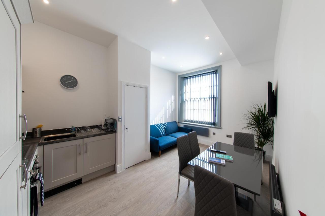 16 Queen Avenue Collection By Happy Days Apartment