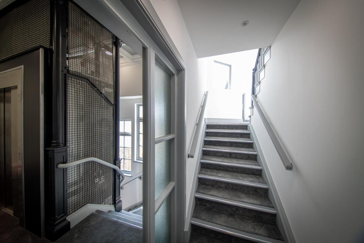 16 Queen Avenue Collection By Happy Days Apartment